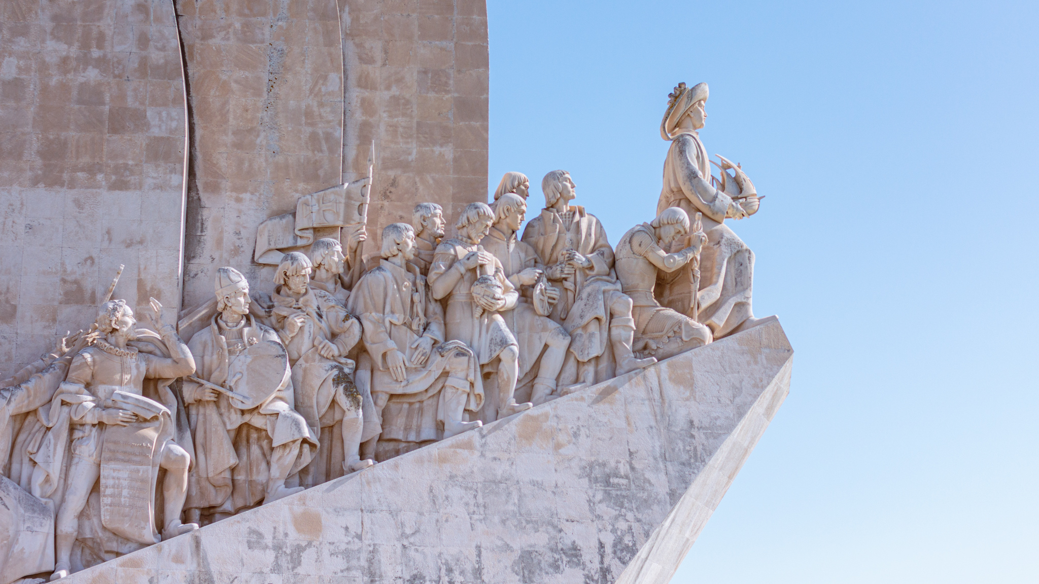 Westliche Ansicht des Denkmals der Entdeckungen, dass verschiedene wichtige Persönlichkeiten Portugals zeigt