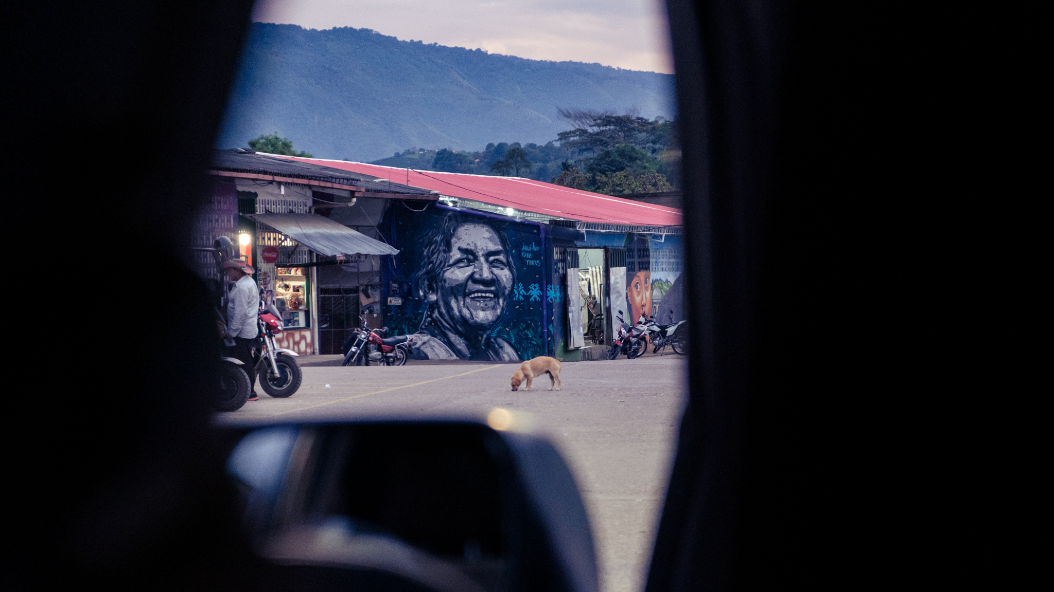 Die Zeichnung einer lachenden älteren Frau an der Außenwand des Marktes in San Augustin.
