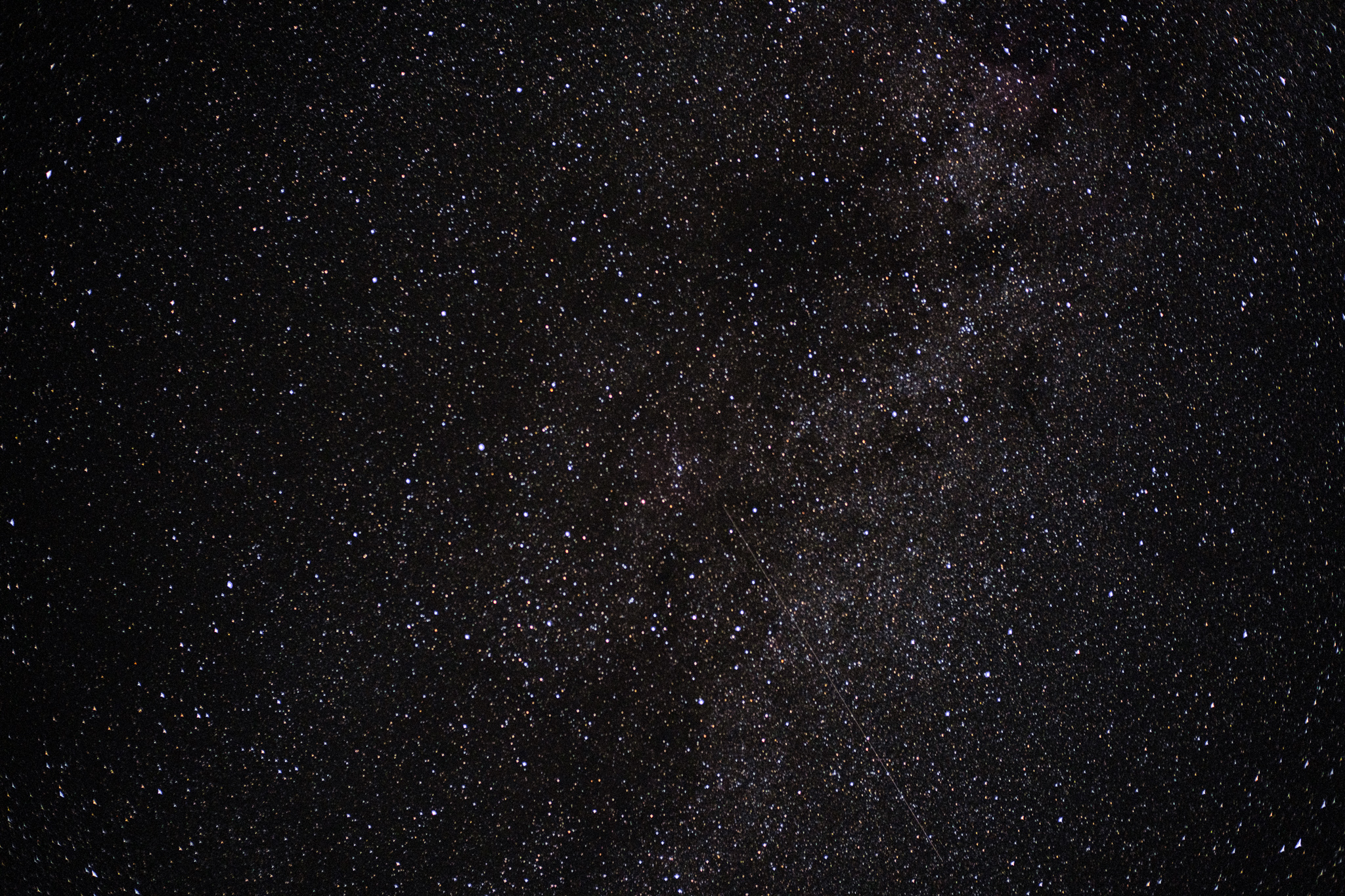 Sternenhimmel mit unzähligen Sternen und dem Schimmern der Milchstraße