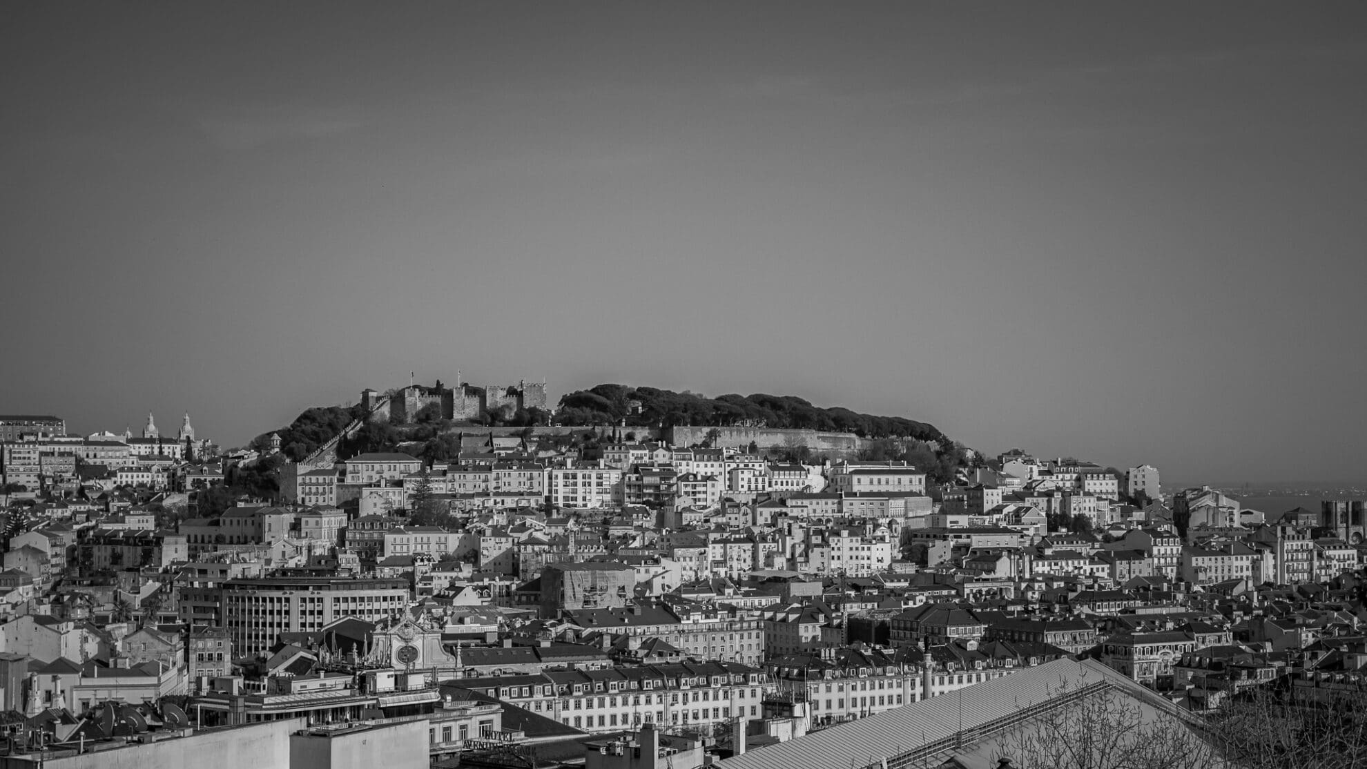 Auf einem Hügel steht das Castelo de São Jorge, darunter erstreckt sich das Viertel mit seinen zahlreichen Gebäuden, die den Hügel empor ragen