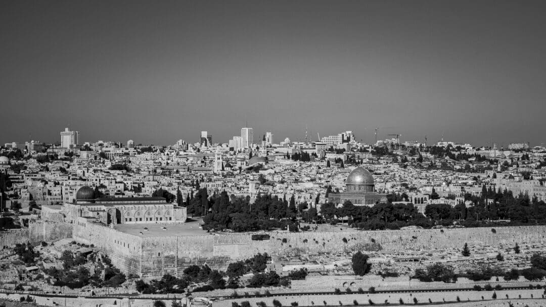 Blick auf den Tempelberg mit al-Aqsa-Moschee und dem Felsendom, im Hintergrund die Altstadt von Jerusalem