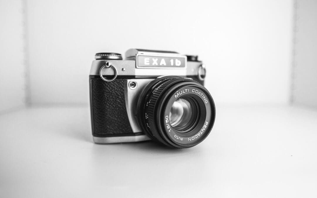 Nahaufnahme einer EXA1b in schwarz-weiß. Die alte DDR-Kamera ist mit einer 50 mm Festbrennweite von Pentacon bestückt.