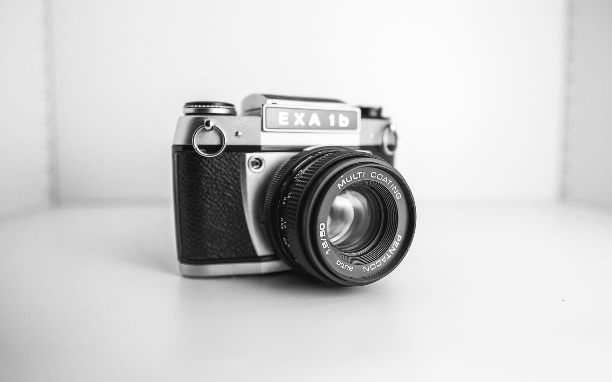 Nahaufnahme einer EXA1b in schwarz-weiß. Die alte DDR-Kamera ist mit einer 50 mm Festbrennweite von Pentacon bestückt.